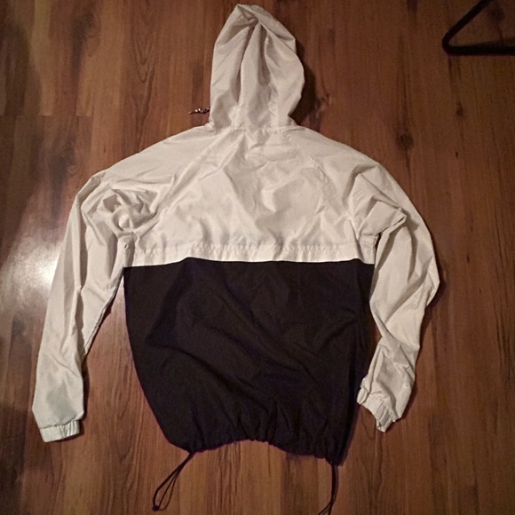 Line windbreaker - Picture 3 of 3